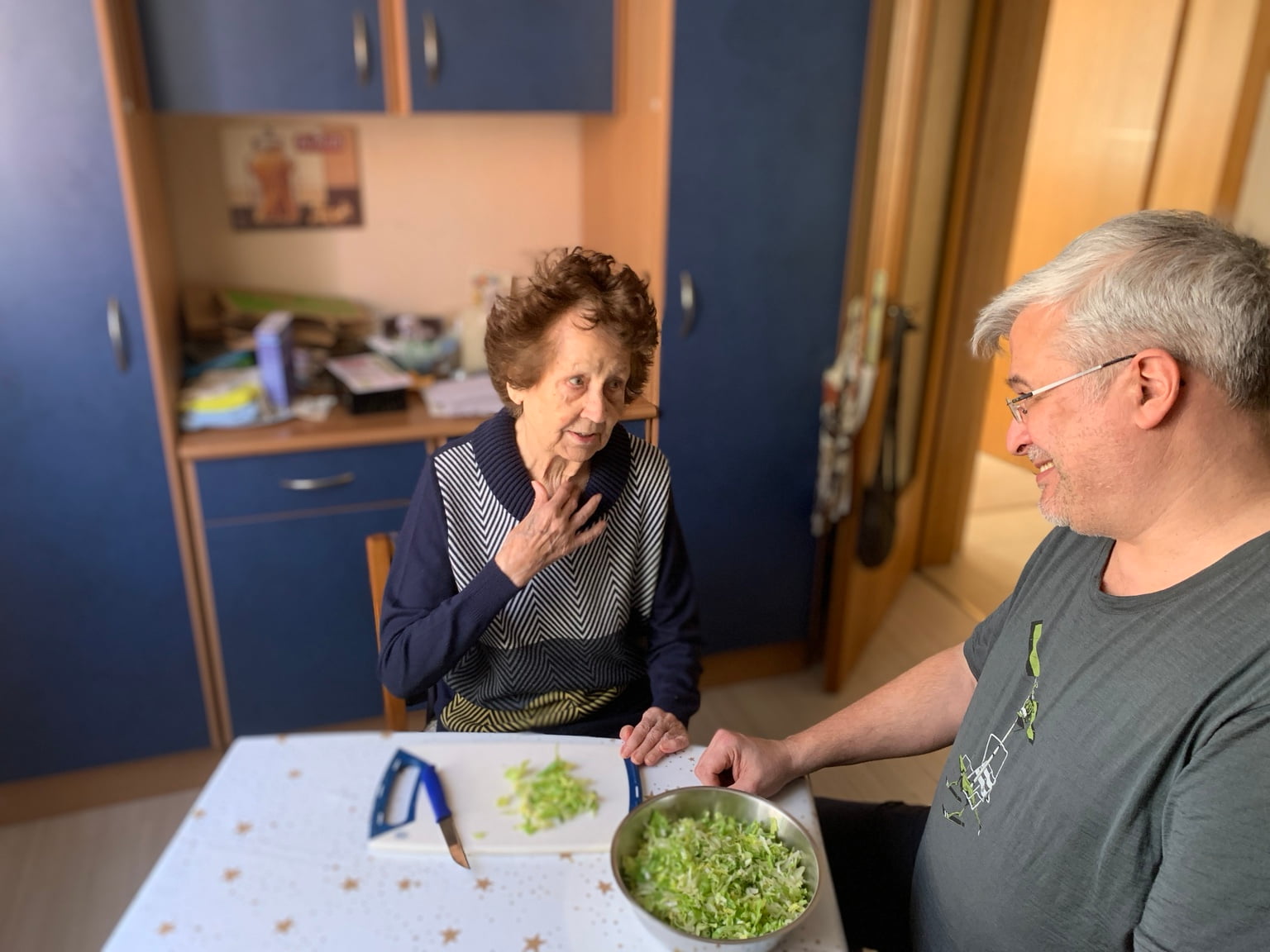 Entlastung pflegender Angehöriger in Kaiserslautern: Gemeinsames Kochen mit Alltagsbegleiter im vertrauten Zuhause