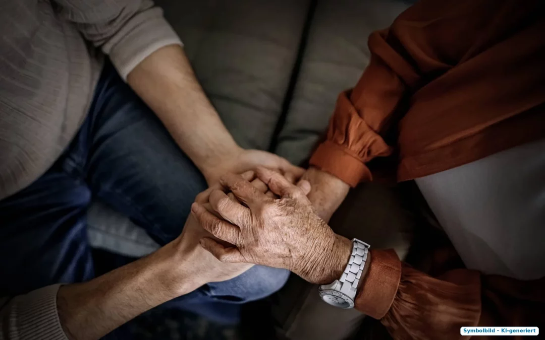 Hände eines älteren Menschen und Angehörigen – Unterstützung, Nähe und Entlastung im Alltag