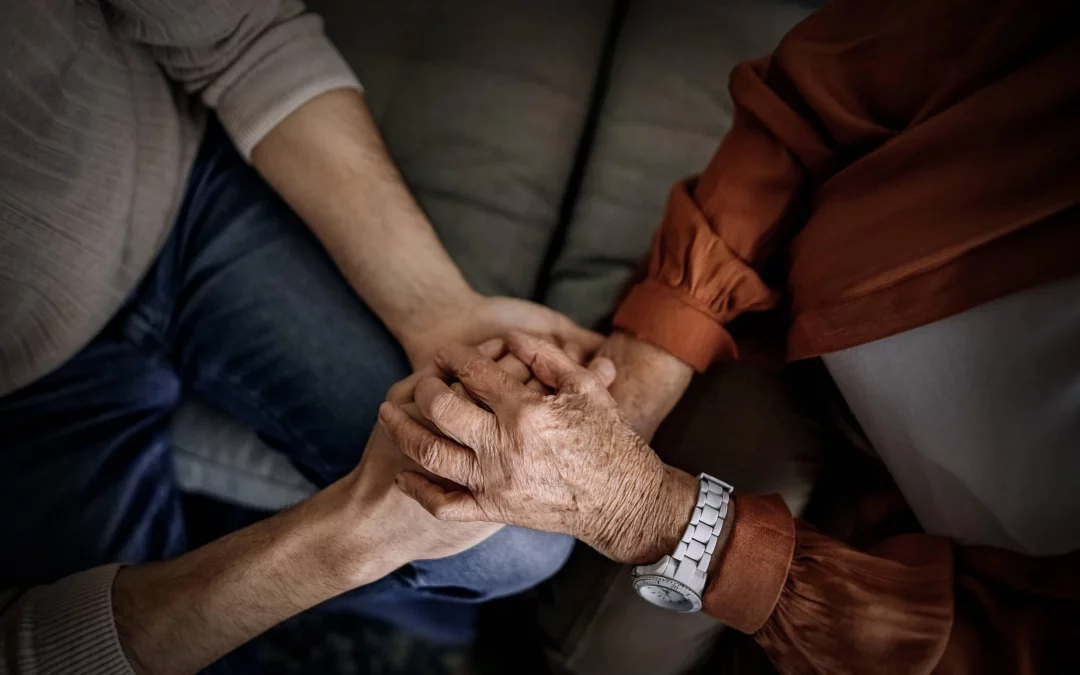 Hände eines älteren Menschen und Angehörigen – Unterstützung, Nähe und Entlastung im Alltag
