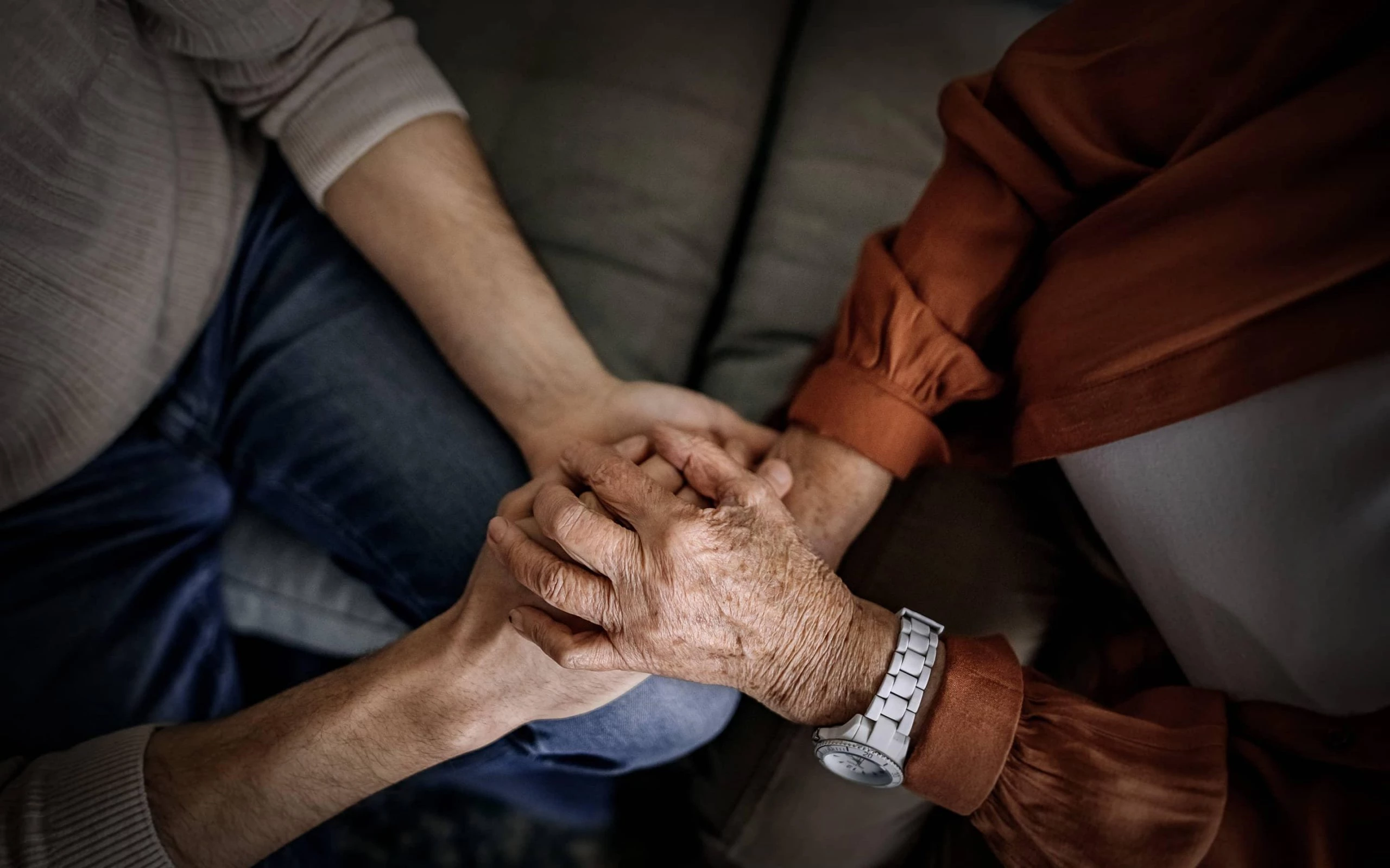 Hände eines älteren Menschen und Angehörigen – Unterstützung, Nähe und Entlastung im Alltag